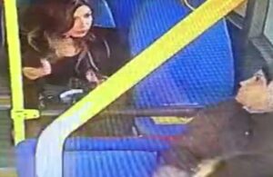İki kadın minibüste birbirine girdi! Yolcular zor ayırdı