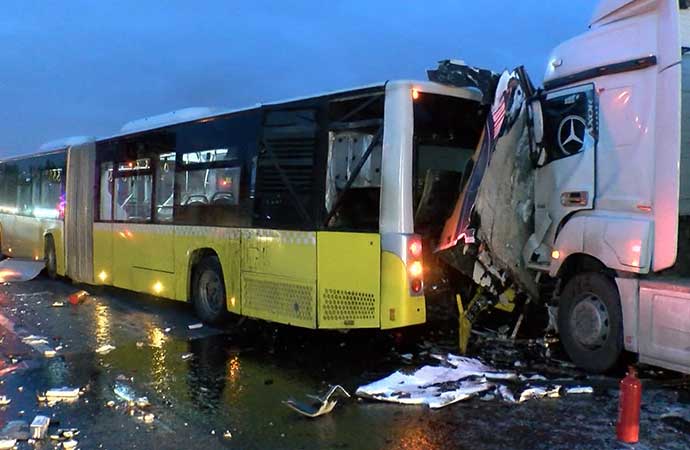 Tuzla'da TIR İETT otobüsüne çarptı! 2 ölü 2 yaralı