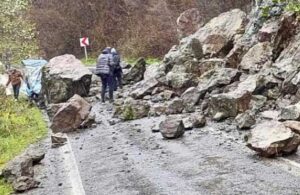 Heyelanda kopan kayalar yolu kapattı