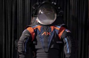 NASA yeni astronot kıyafetlerini tanıttı