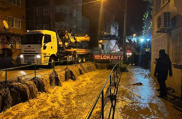 İzmir ve Balıkesir’de sağanak yağmur: Trafik felç oldu iş yerlerini su bastı