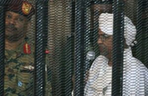 Sudan ordusu: Eski devlet başkanı El Beşir askeri hastaneye transfer edildi