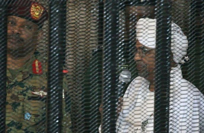 Sudan ordusu: Eski devlet başkanı El Beşir askeri hastaneye transfer edildi