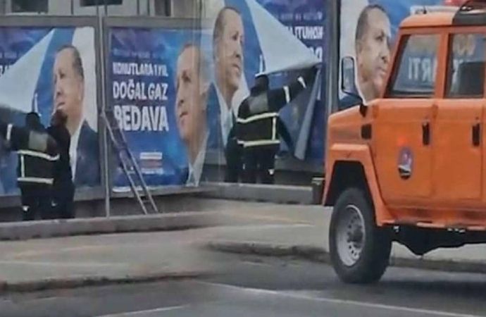 AKP’nin seçim afişleri Kars’ta arama kurtarma ekiplerine astırıldı!