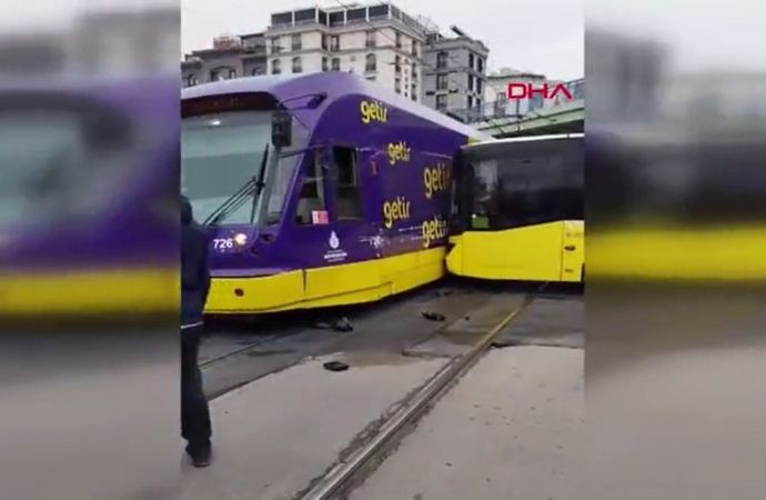 İstanbul’da otobüs tramvaya çarptı faciadan dönüldü!