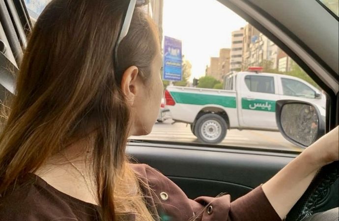 Mahsa Amini’nin öldürüldüğü İran’da kadınla polis karşı karşıya