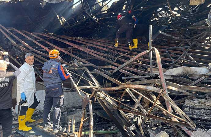 Yangın çıkan fabrikada tavan çöktü: Biri itfaiye eri 4 ölü