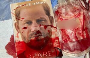 Prens Harry’nin Afgan kanına bulanmış kitapları satışa çıktı