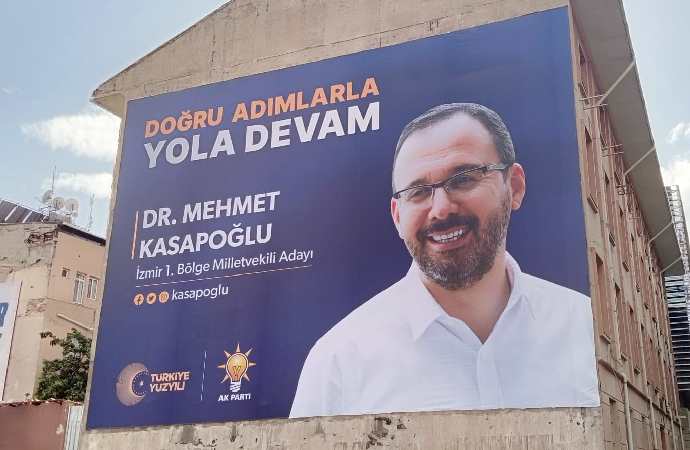 AKP reklamını kamu binalarında yapıyor! Vergi Dairesi binasına tam boy Kasapoğlu pankartı