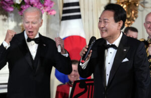 Biden Güney Kore liderine Amerikan Pastası şarkısını söyletti