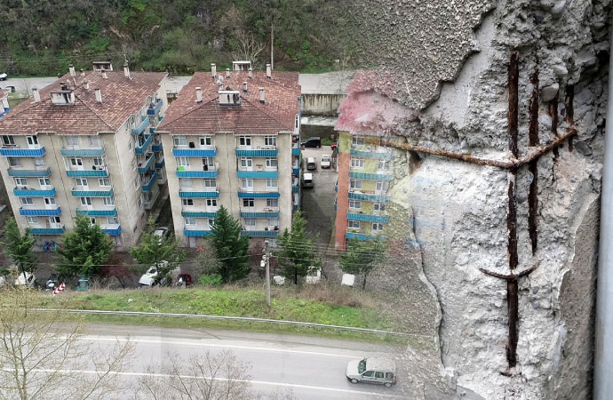 Trabzon’da binaları dere kenarına diktiler şimdi yıkıyorlar