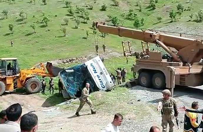 Şırnak’ta askeri personeli taşıyan otobüs şarampole devrildi: Şehit ve yaralılar var