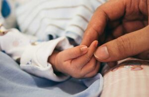 Yenidoğan bebekler için büyük öneme sahip aşılar vatandaşın belini büküyor