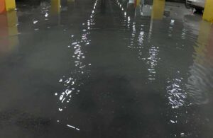 Bakırköy Sosyete Pazarı otoparkı sular altında kaldı