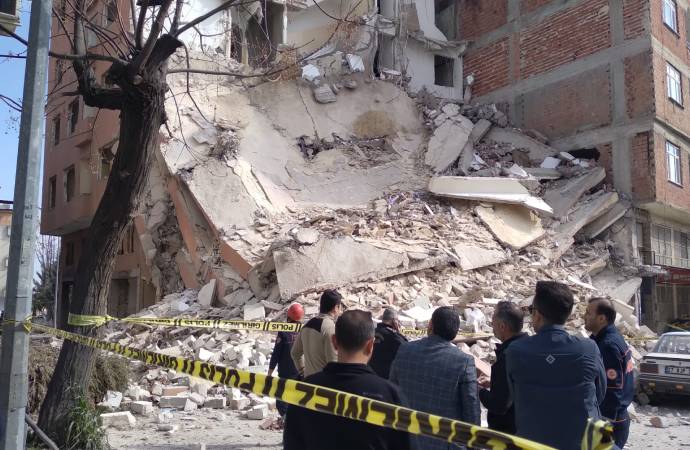 Kilis’te ağır hasarlı bina çöktü