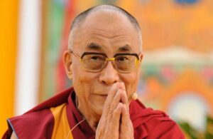 Bir çocuğu tacize kalkışan Dalai Lama tepkiler sonrası özür diledi