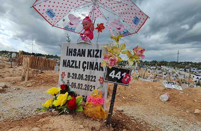 Depremin hayattan kopardığı çocukların bayram hediyeleri mezarlarına bırakıldı