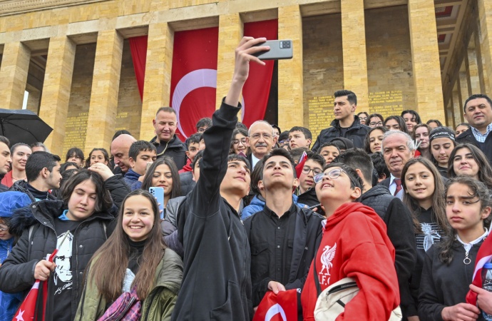 Çocuklardan Kemal Kılıçdaroğlu’na Anıtkabir’de sevgi seli