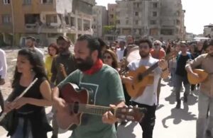 Müzisyenler deprem felaketinin 75’inci gününde Antakya sokaklarını şarkılarla inletti