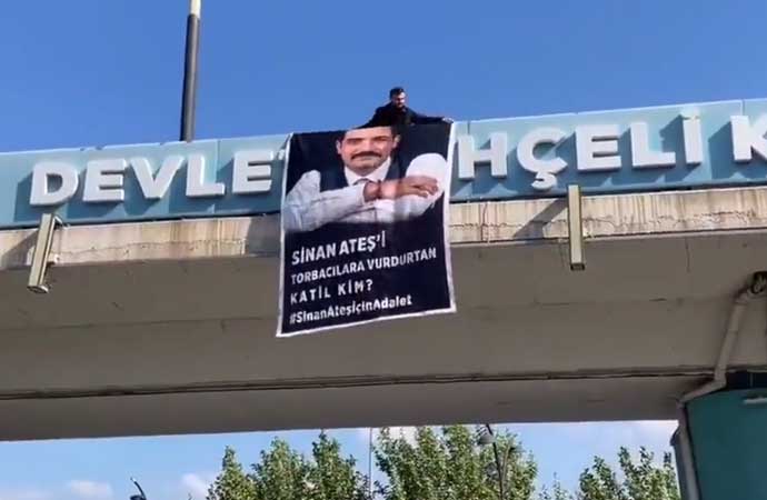 CHP’den Devlet Bahçeli Köprülü Kavşağı’na Sinan Ateş afişi