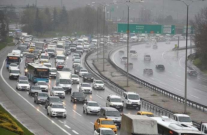İstanbul’da sağanak trafiği felç etti