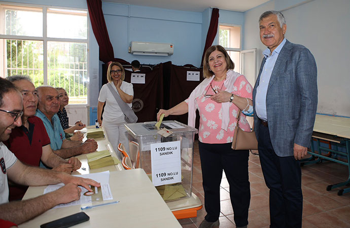 Başkan Zeydan Karalar ve eşi Nuray Karalar oy kullandı