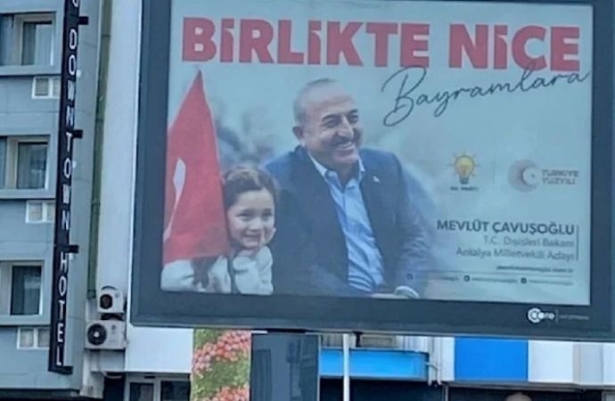 Çavuşoğlu’nun seçim afişlerine toplama kararı!
