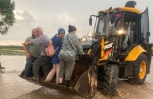 Manisa’da sel suları otobüsü sürükledi! Yolcular iş makineleriyle kurtarıldı
