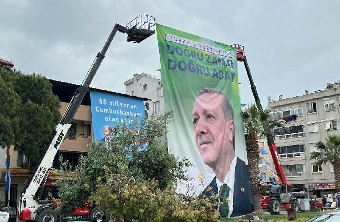 Kılıçdaroğlu’nun afişinin üzerine vinçle Erdoğan’ın afişini astılar