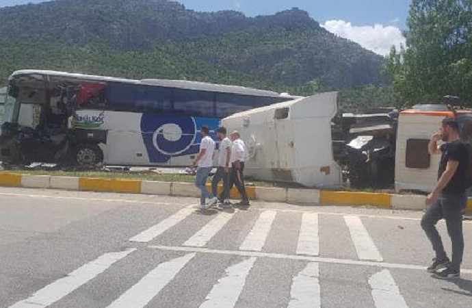 Konya’da feci kaza! Yolcu otobüsü yol temizleme aracına çarptı