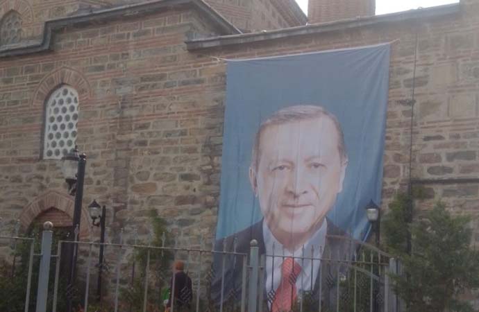 Cami duvarına Erdoğan portresi asıldı!