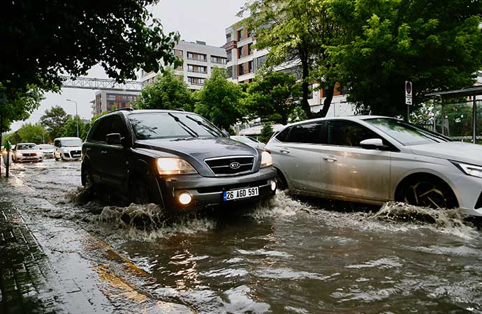 Eskişehir’de sağanak yağmur trafiği aksattı