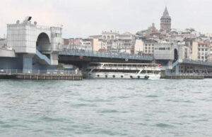 Faciadan son anda dönüldü! Tur teknesi Galata Köprüsü’ne çarptı