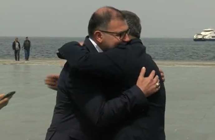 İzmir’de AKP ve CHP’li il başkanları birbirlerine sarılarak ‘birlik’ mesajı verdi