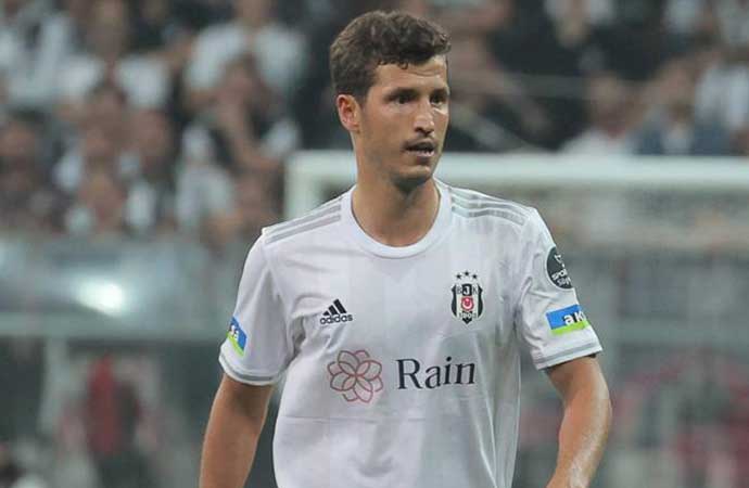 Salih Uçan Beşiktaş ile nikah tazeledi