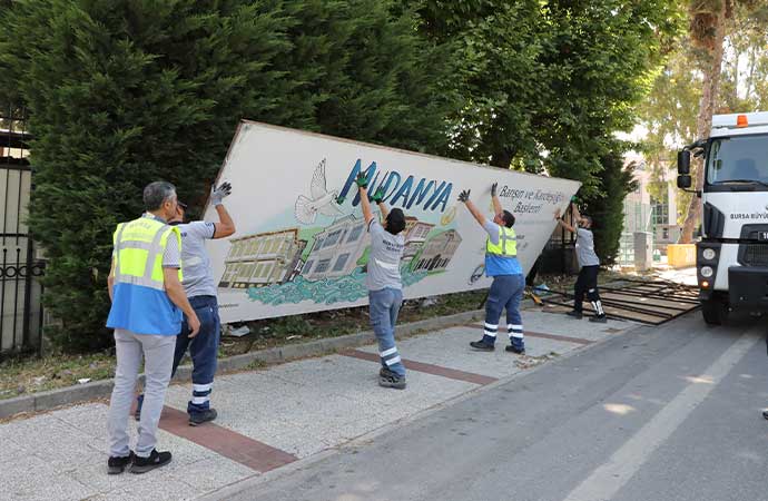 Büyükşehir Belediyesi’nden Mudanya’da billboard tahammülsüzlüğü
