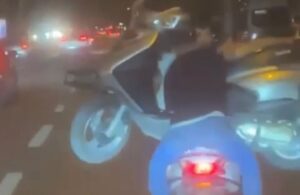 Motosikletin üzerine motosiklet yüklediler! İstanbul’un göbeğinde tehlikeli yolculuk