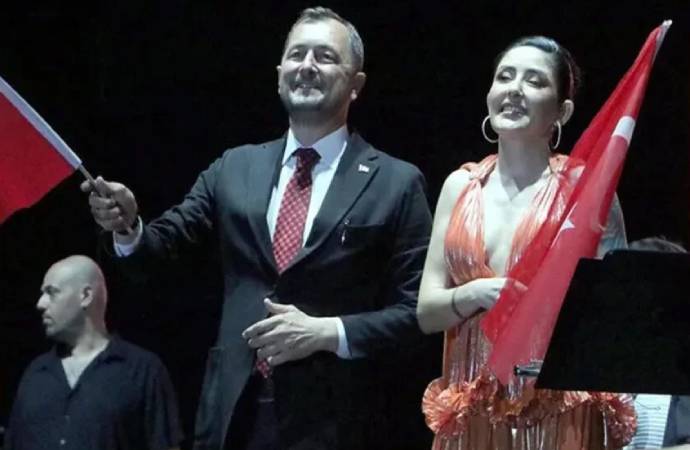 Melek Mosso konseri AKP’li belediye başkanı Yüksel’i görevinden etti