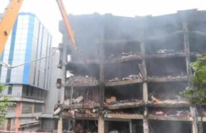 İkitelli’de yanan 6 katlı bina yıkılıyor