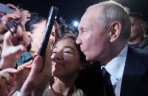 Putin destekçilerini öptü