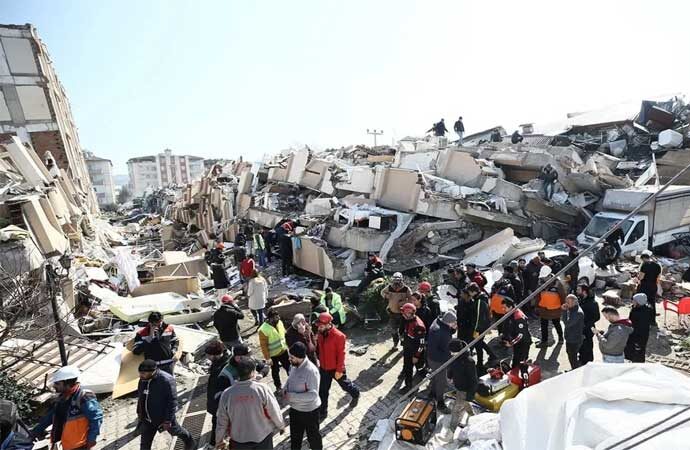 Depremzedelerin konut projeleri, depremde zarar gören binayı yapan şirkete gitti