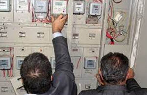 Kaçak elektrik kontrolü yapan Dicle Elektrik çalışanlarına taşlı saldırı!