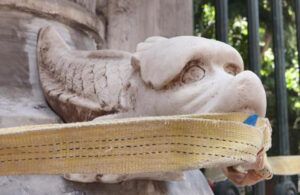 Galatasaray Lisesi’nin tarihi yılan heykelinin yerine kopyası yerleştirildi
