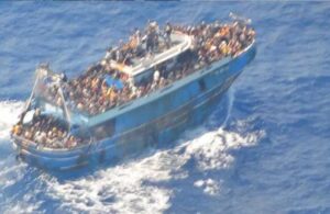 Sığınmacıları taşıyan teknenin batmasıyla ilgili ‘ihmal şüphesi’: Göz göre göre mi battı?