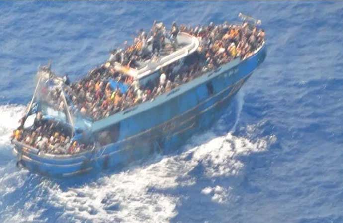 Sığınmacıları taşıyan teknenin batmasıyla ilgili ‘ihmal şüphesi’: Göz göre göre mi battı?