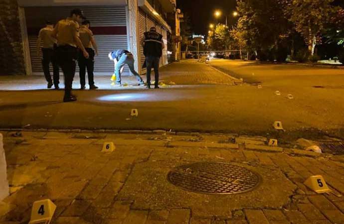 Adana’da iki grup silahlarla çatıştı, yoldan geçen 5 kişiyi vurdu biri öldü