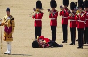 Prens William’ın doğum günü öncesi trompet çalan İngiliz muhafız sıcağa dayanamayarak bayıldı