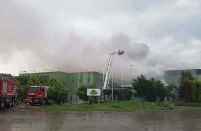 İzmir’de yıldırım düşen fabrikada yangın!