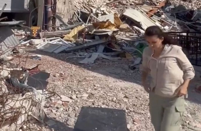 Depremde 17 akrabasını kaybeden Karsu Hatay’da! “İşte depremin yarattığı tahribat”