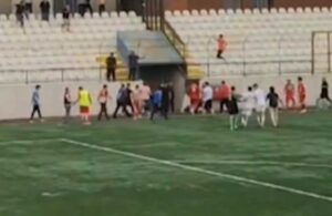 Maç bitti futbolcular birbirine girdi! Yeşil sahadaki öfke stat dışına taştı